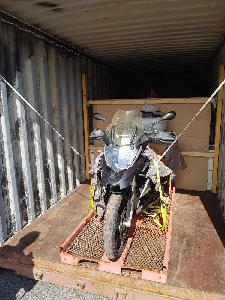 Motocykl zabezpieczony w kontenerze podczas transportu z USA